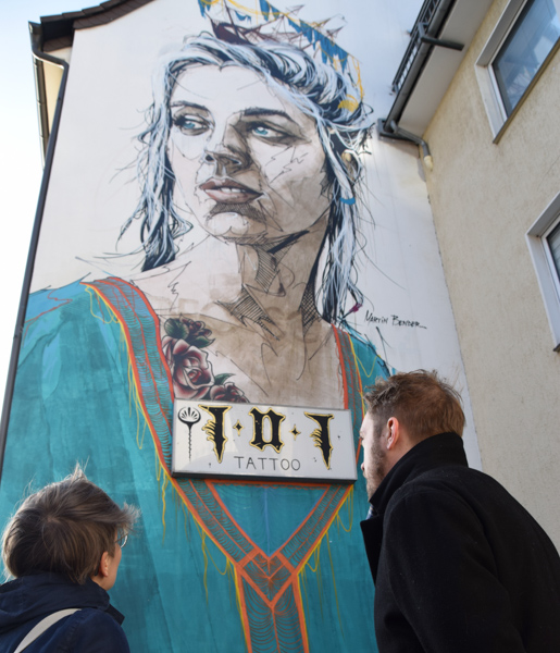 Max und Tabea vor einem Mural von Martin Bender
