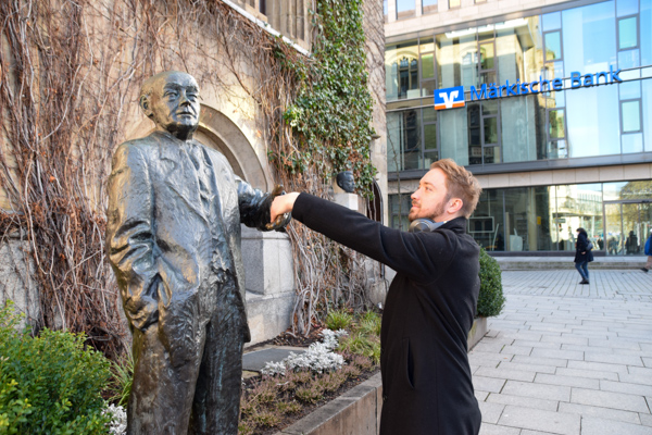 Max schüttelt der Statue von Fritz Steinhoff die Hand